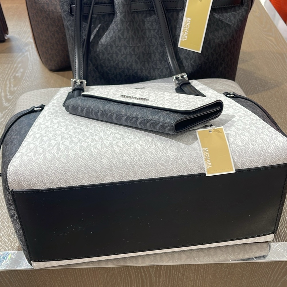 Michael Kors Voyager Lg Color-Block Signature Logo Tote & MK JST Tri-Fold Wallet - Picture 14 of 16